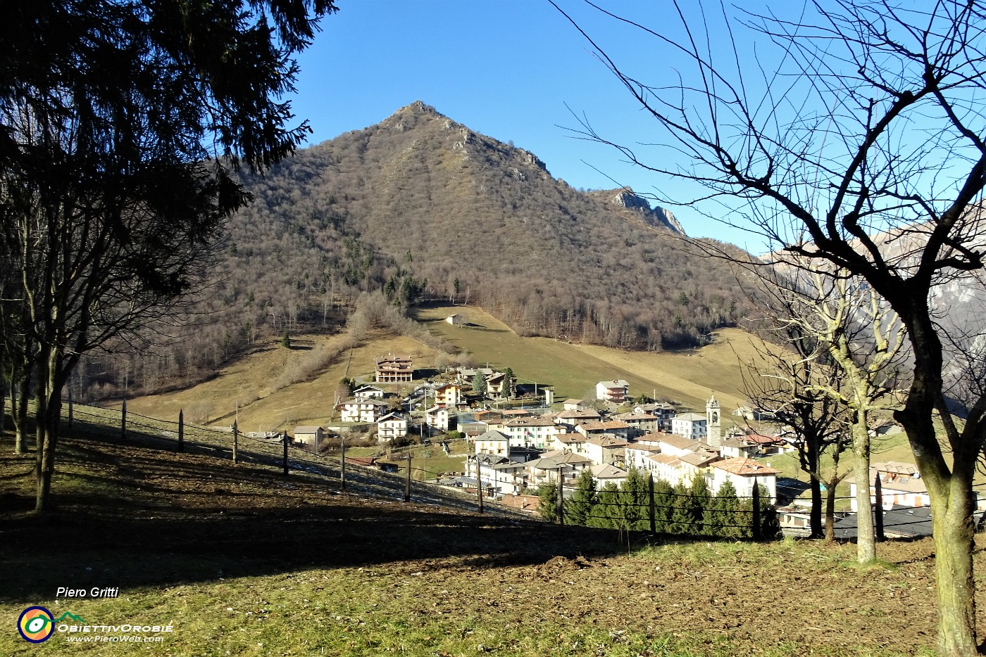13 Monte Castello visto dal roccolo di Valpiana.JPG